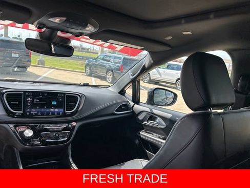 Used 2024 Chrysler Pacifica Premium FWD image 38