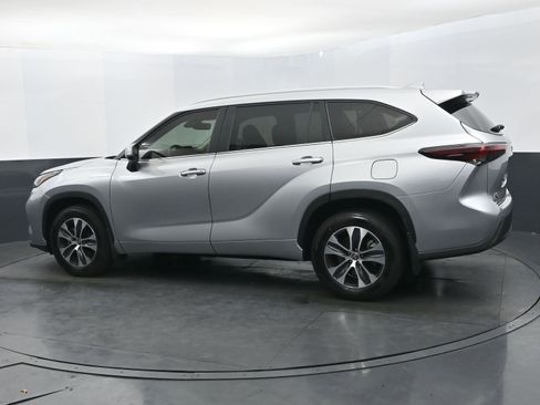 Used 2024 Toyota Highlander XLE image 3