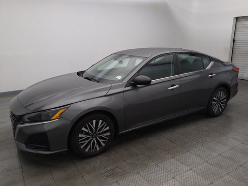 Used 2025 Nissan Altima 2.5 SV FWD image 2