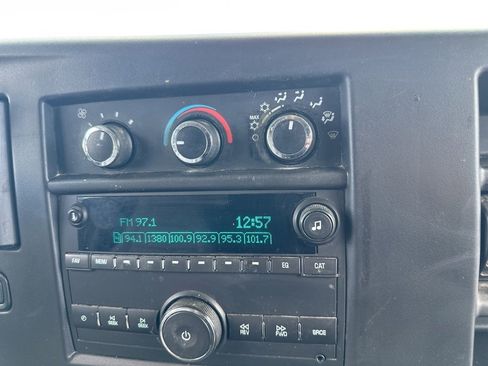 Used 2018 Chevrolet Express 2500 image 22