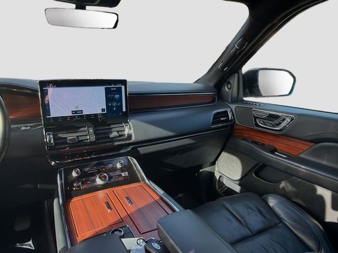 Used 2023 Lincoln Navigator Reserve image 22