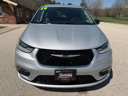 Used 2024 Chrysler Pacifica Touring-L FWD image 2