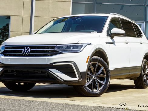 Used 2022 Volkswagen Tiguan SE FWD image 1