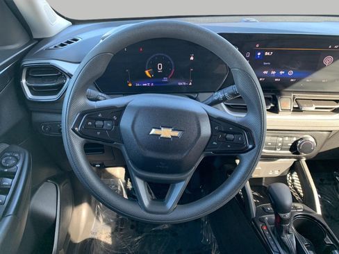 Used 2025 Chevrolet TrailBlazer LT image 3