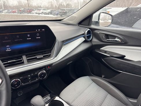 Used 2025 Chevrolet Trax LT w/ LT Convenience Package image 23