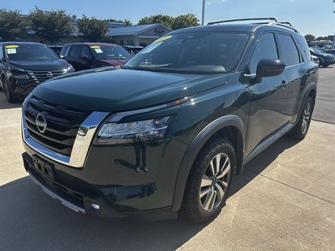 Used 2023 Nissan Pathfinder SL AWD/4WD image 7