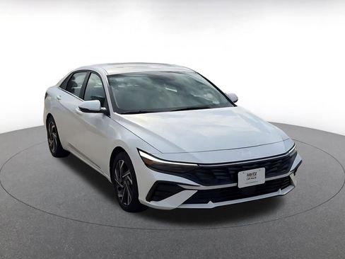 Used 2025 Hyundai Elantra Limited image 3