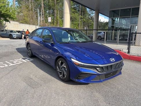 Used 2025 Hyundai Elantra Sport image 2