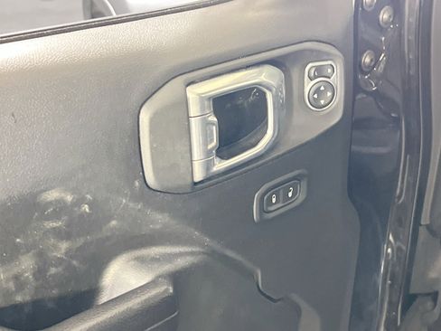 Used 2022 Jeep Gladiator Mojave w/ Cold Weather Group image 18