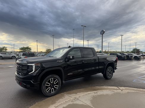 Used 2023 GMC Sierra 1500 AT4 w/ AT4 Preferred Package AWD/4WD image 2