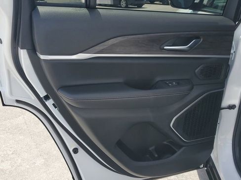 New 2025 Jeep Grand Cherokee Limited w/ Black Appearance Package image 18