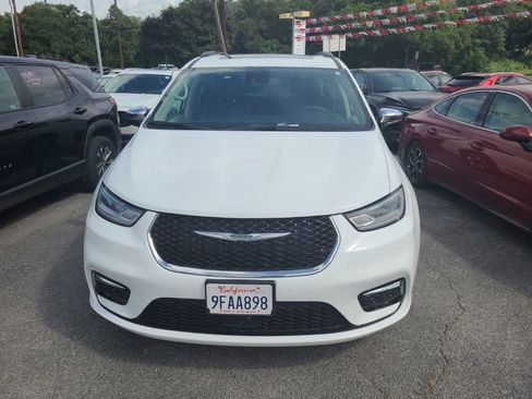 Used 2023 Chrysler Pacifica Limited FWD image 5