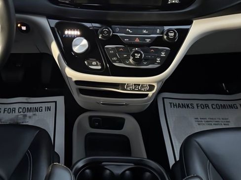 Used 2024 Chrysler Pacifica Touring-L image 17