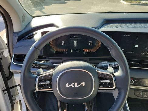 Used 2025 Kia Carnival EX image 19