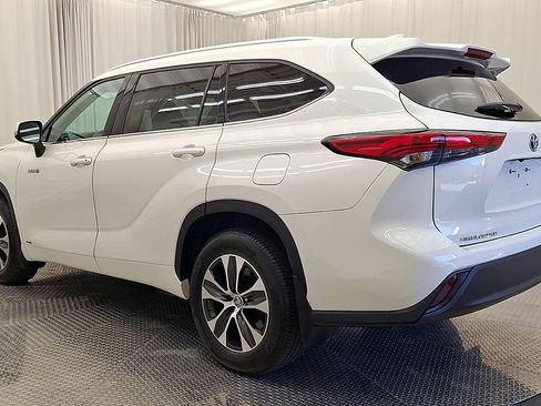 Certified 2020 Toyota Highlander XLE AWD/4WD image 13
