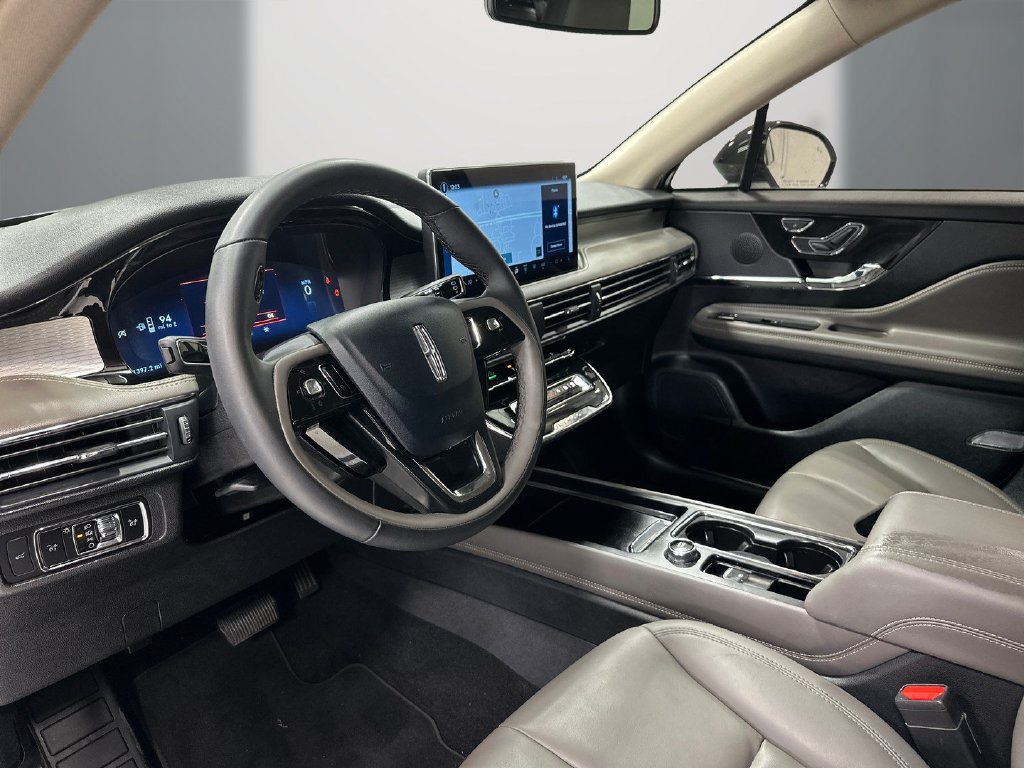 Used 2025 Lincoln Corsair FWD image 13
