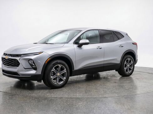 Used 2025 Chevrolet Blazer LT FWD image 3