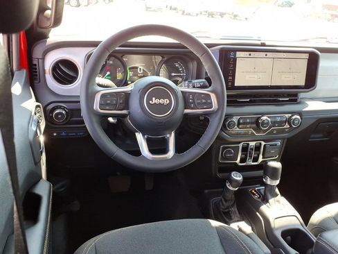 Used 2025 Jeep Wrangler Unlimited Sahara AWD/4WD image 20
