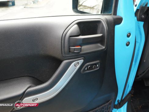 Used 2017 Jeep Wrangler Unlimited Rubicon w/ Max Tow Package image 16