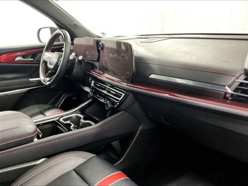 Used 2025 Chevrolet Traverse RS image 14