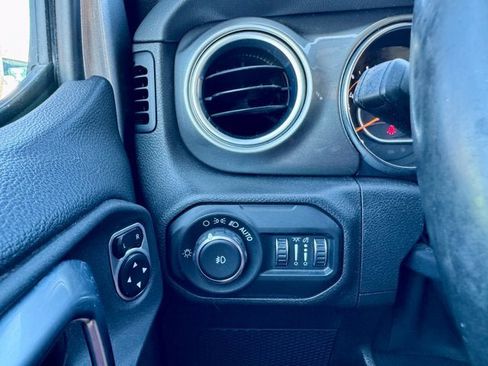Used 2019 Jeep Wrangler Unlimited Sahara w/ Uconnect 4C Nav & Sound Group AWD/4WD image 23