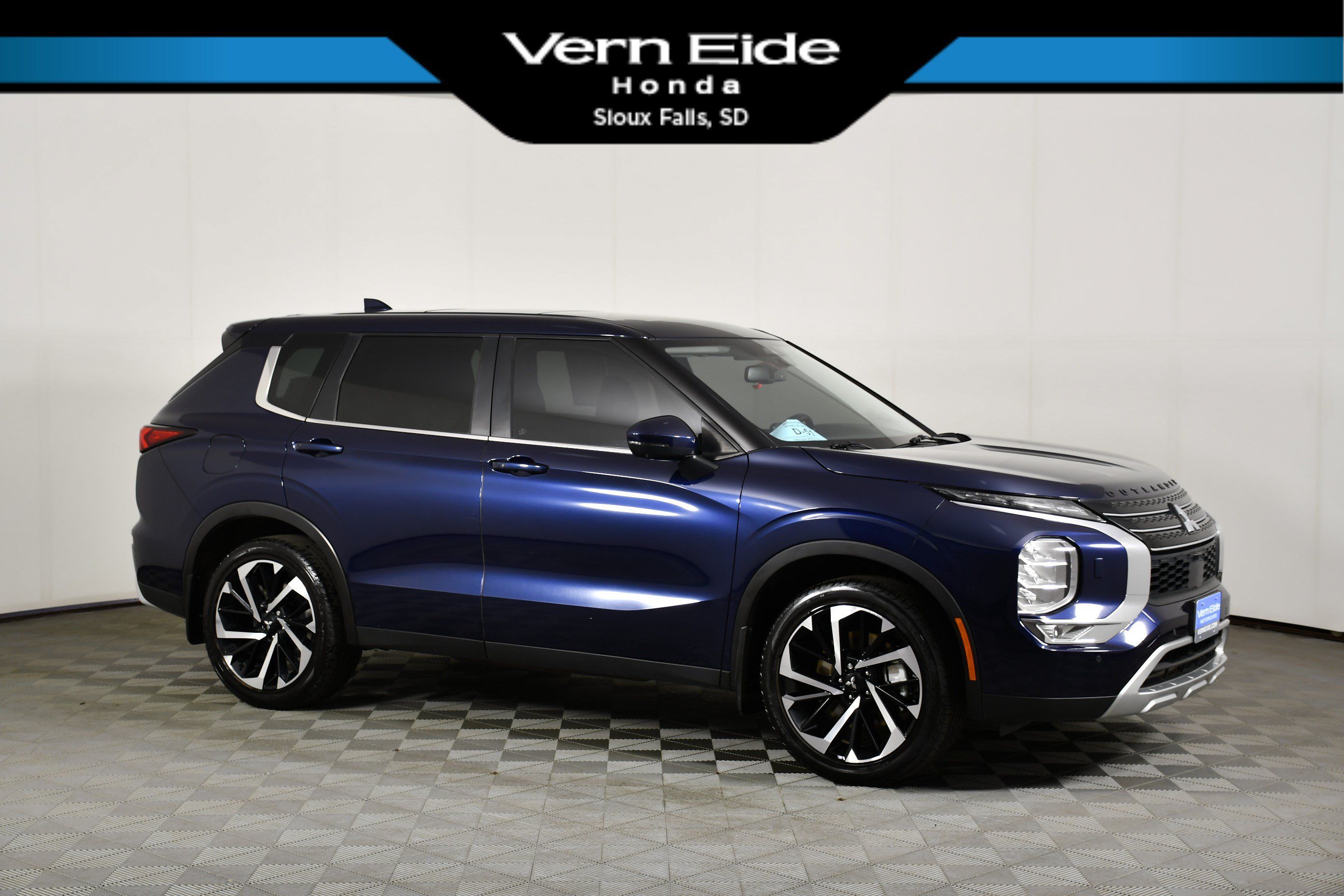 Used 2023 Mitsubishi Outlander SE AWD/4WD image 1