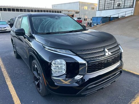 Used 2022 Mitsubishi Outlander ES AWD/4WD image 2