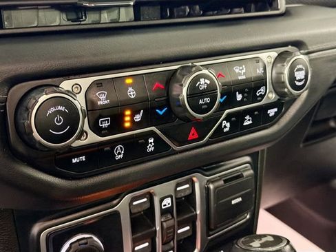 Used 2024 Jeep Wrangler Unlimited Rubicon AWD/4WD image 16