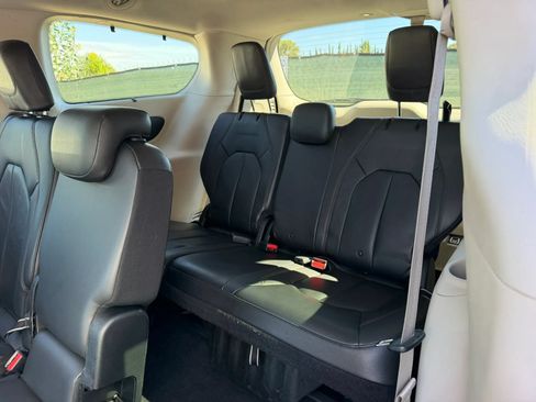 Used 2017 Chrysler Pacifica Touring-L w/ Tire & Wheel Group FWD image 18