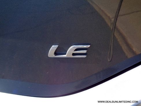 Used 2018 Toyota Corolla LE FWD image 6