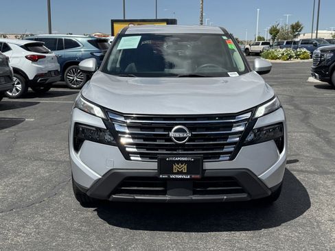 Used 2024 Nissan Rogue SV AWD/4WD image 2