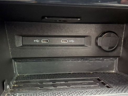 Certified 2025 Volkswagen Taos SE w/ Panoramic Sunroof Package image 27