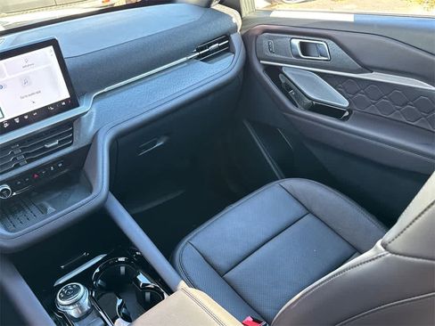 Used 2025 Ford Explorer Platinum w/ Ultimate Package image 23