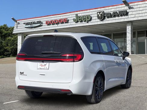 New 2026 Chrysler Pacifica Select image 5