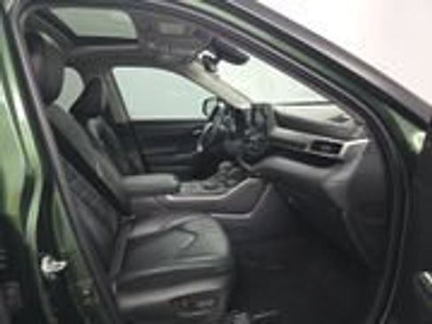 Used 2023 Toyota Highlander FWD image 8