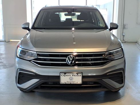 Used 2024 Volkswagen Tiguan SE w/ Panoramic Sunroof Package AWD/4WD image 2