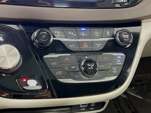 Used 2019 Chrysler Pacifica Touring-L w/ Advanced Safetytec Group image 16