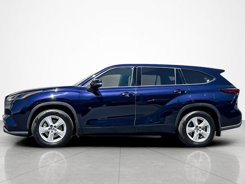 Used 2022 Toyota Highlander LE FWD image 2