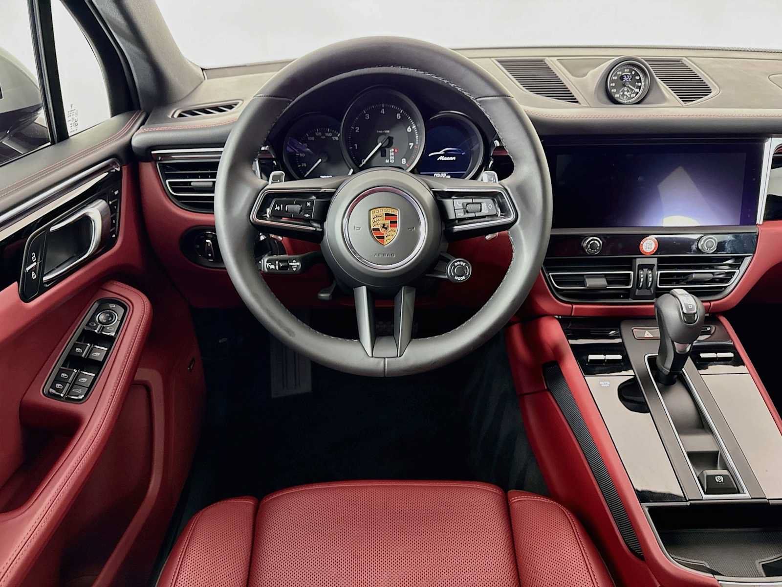 Certified 2025 Porsche Macan AWD/4WD image 24