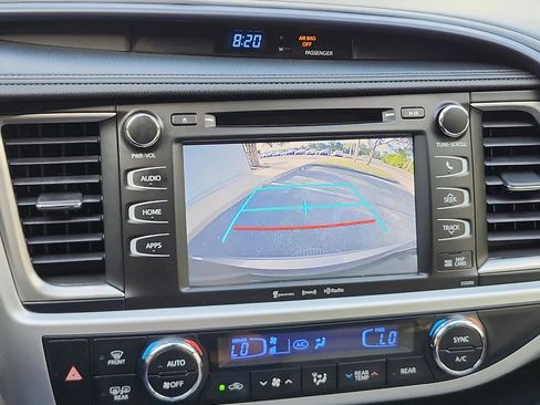 Used 2019 Toyota Highlander XLE AWD/4WD image 25