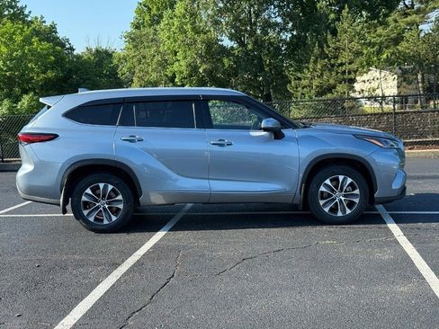 Certified 2022 Toyota Highlander XLE image 3