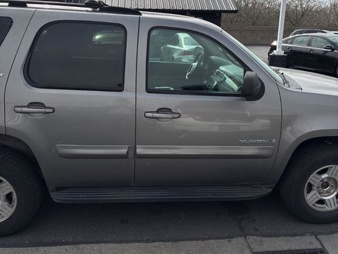 Used 2007 GMC Yukon SLT w/ SLT Preferred Equipment Group image 7