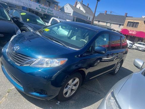 Used 2011 Toyota Sienna LE image 2
