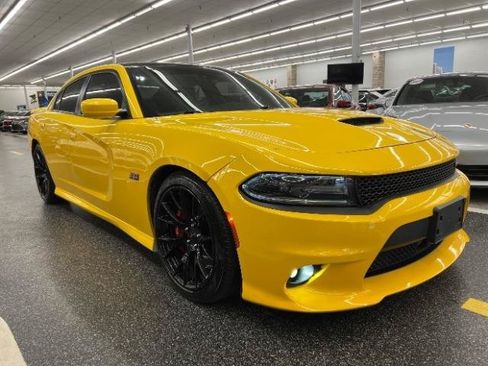 Used 2017 Dodge Charger SRT w/ Harman/Kardon Audio Group RWD image 4