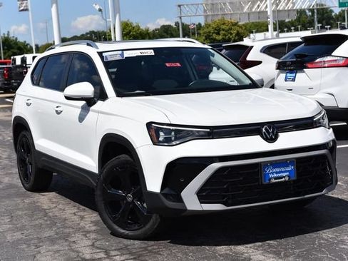 Used 2025 Volkswagen Taos SEL AWD/4WD image 2