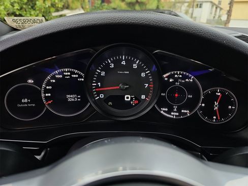 Used 2022 Porsche Cayenne Platinum Edition image 19