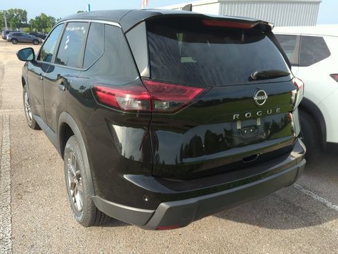 Used 2024 Nissan Rogue S FWD image 4