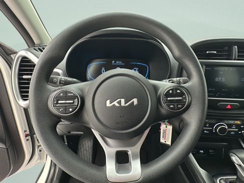 Used 2025 Kia Soul LX w/ LX Technology Package FWD image 14