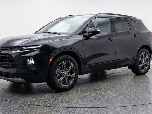 Used 2025 Chevrolet Blazer LT image 3