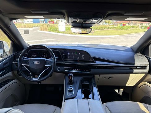 Used 2024 Cadillac Escalade Premium Luxury image 17